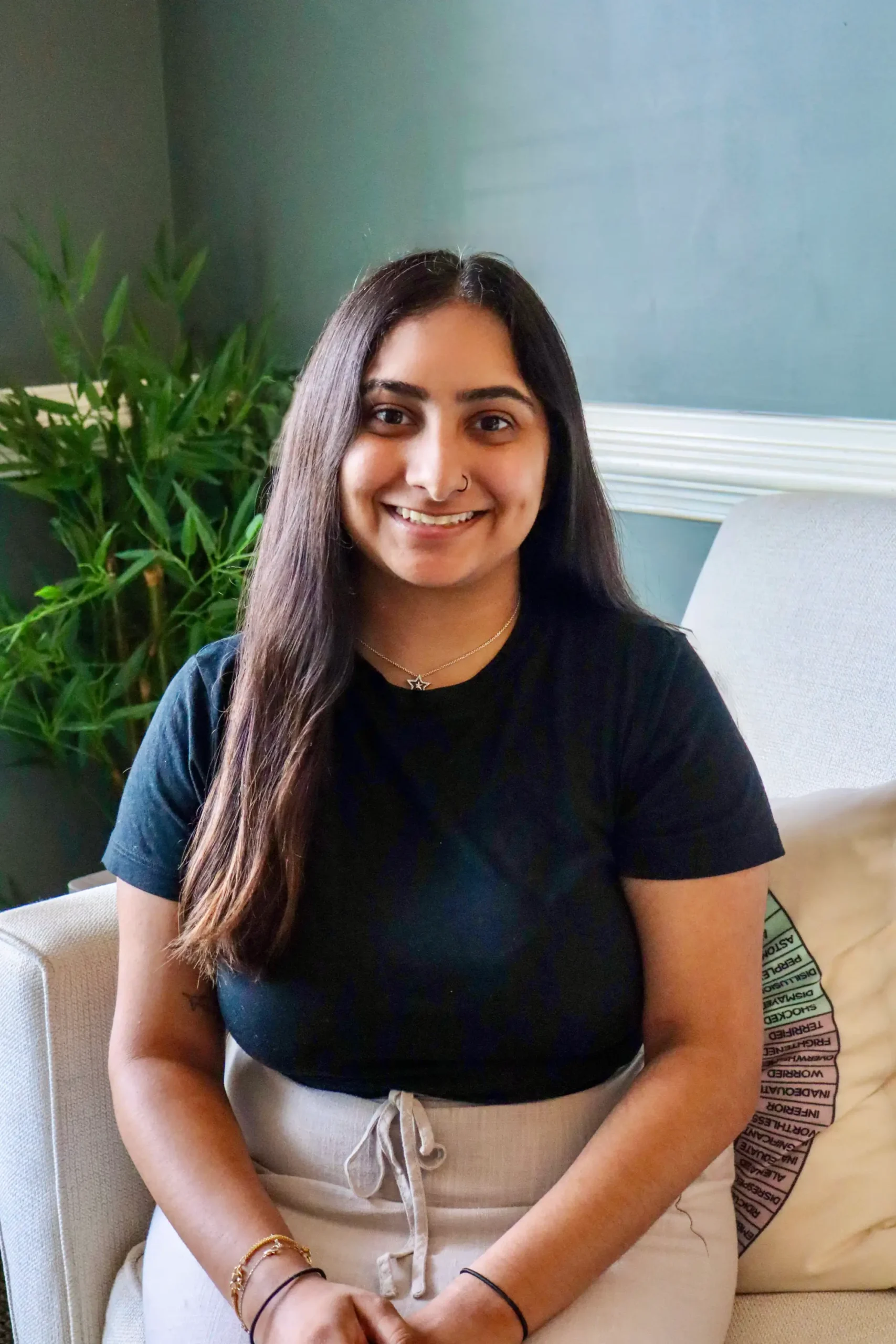 Anoosha Headshot